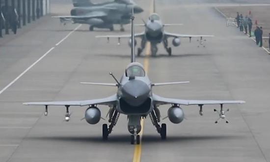 （歼-10B与歼-10S混装的航空兵部队，图中最后即为歼-10S）