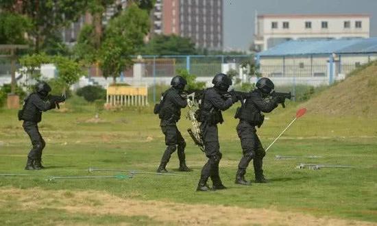 国产新冲锋枪亮相特警演练 用有托结构或正实