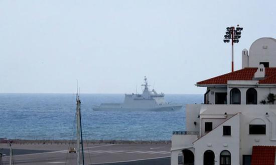 周日，西班牙军舰驶离直布罗陀海峡。图片来源： 直布罗陀政府