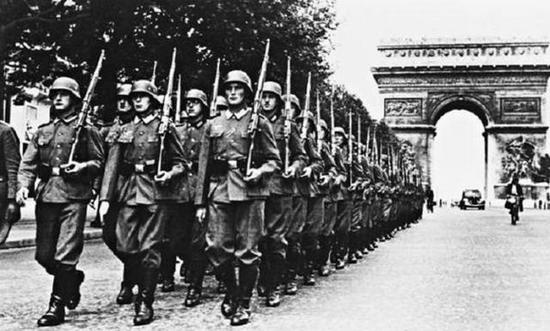 1940年，德国人用了一个月就让法国投降了