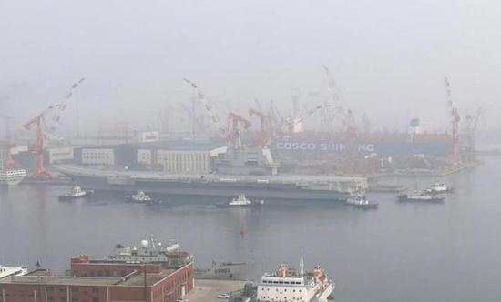 中国首艘国产航母进行海试