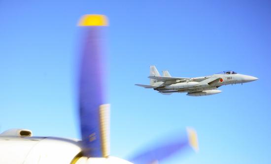 我国国防部公布的F-15J战机干扰我军机正常飞行训练照片。