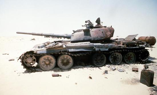 图为被击毁的伊拉克T-72A坦克，该坦克较当时任何一款中国坦克都要更先进。