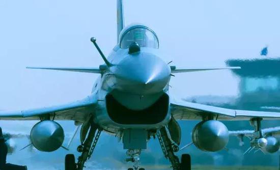 苏35眼睛比歼11B小为何能锁定F22 道理跟拍