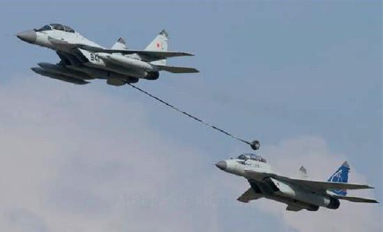 米格-29K进行伙伴空中加油,同样需要挂载副油箱