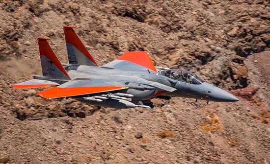 魔改版F15挂12枚远程导弹亮相 战力超中俄苏35