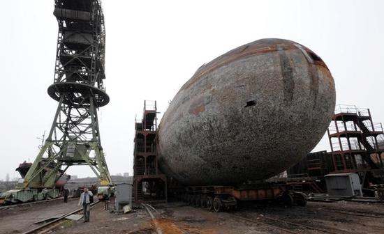 图为在船厂里因无钱维护而最终锈蚀的俄海军核潜艇。
