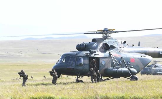 中方参演直升机搭载特战队员实施机降训练