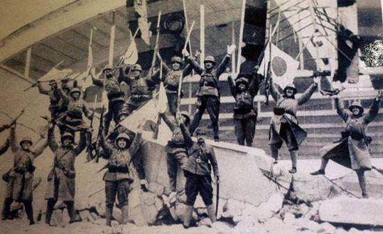 抗日战争时期日本最常亮相的旭日旗与膏药旗