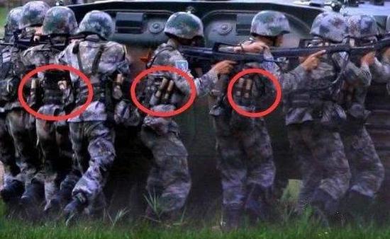解放军目前大量装备的战术背心有专门插挂木柄手榴弹的位置。
