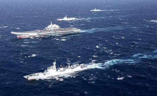 2017年1月，辽宁舰编队在南海训练