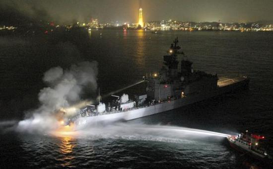 图为与韩国货船相撞后的日本海上自卫队驱逐舰。