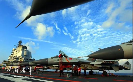 辽宁舰上蓄势待发的歼-15战机