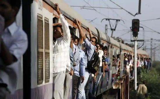 印度报告:每年从火车上摔死和重伤的人数竟然