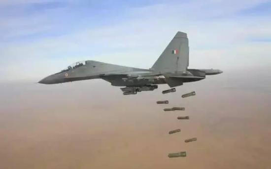 印度苏30-MKI扔炸弹……
