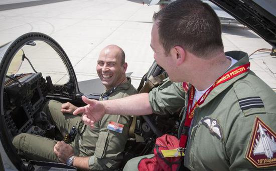 图为在欧盟军事交流活动中在"台风"座舱里喜笑颜开的克罗地亚飞行员。