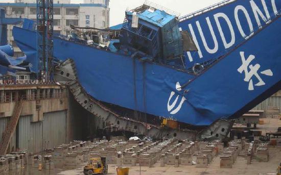 图为2001年时沪东龙门吊整体垮塌的惨状。可见其结构之大。