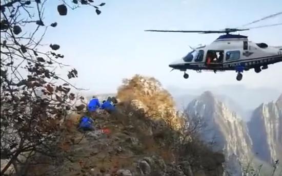 北京警方的AW109直升机营救被困者
