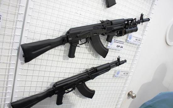 图为防务展上的AK-103和AK-104步枪，前者通常被认为是AK-47的现代化版本。