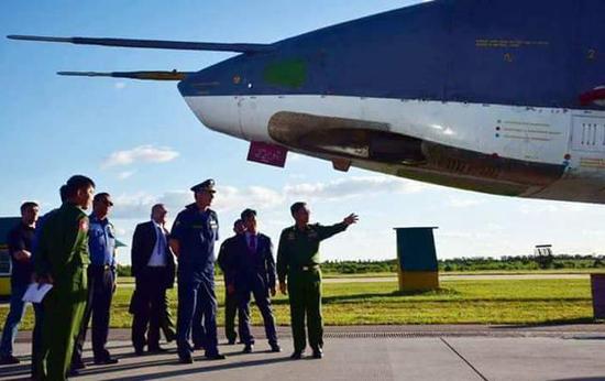 图为缅甸空军正在考察苏-25SM攻击机。