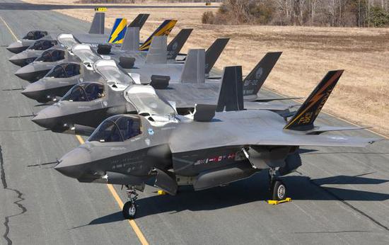 图为F-35B原型机,进气道侧面有项目参与国的国旗,土耳其也位列其中。