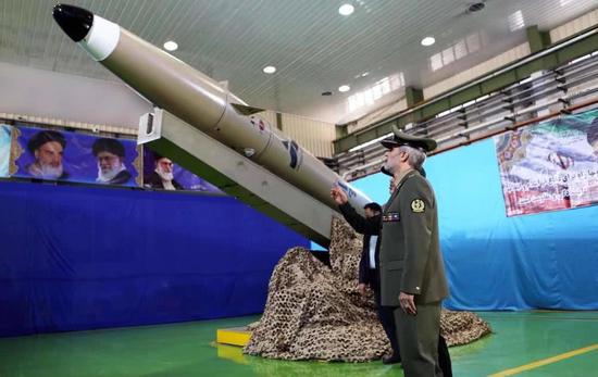 伊朗军方公开展示新一代国产战术弹道导弹。