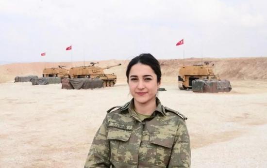 图片:土耳其炮兵阵地上的女兵.