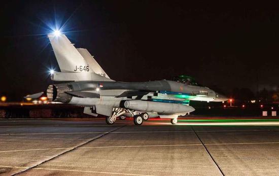 比利时和荷兰空军F-16战机进行联合训练。