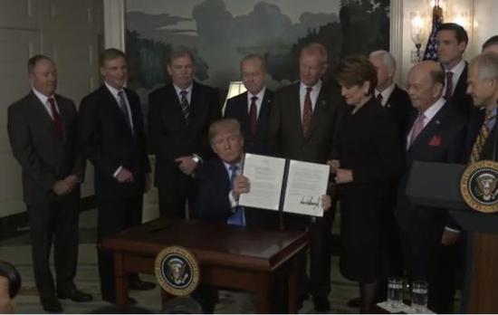 美国总统特朗普在白宫正式签署对华贸易备忘录