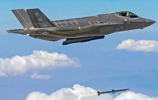 从武器配备来说,F35取消了格斗导弹,就依靠中距导弹远程抽射,尽量回避格斗