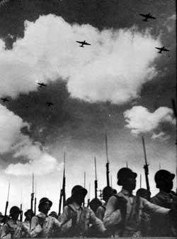 开国大典时林虎驾战机飞过天安门上空。