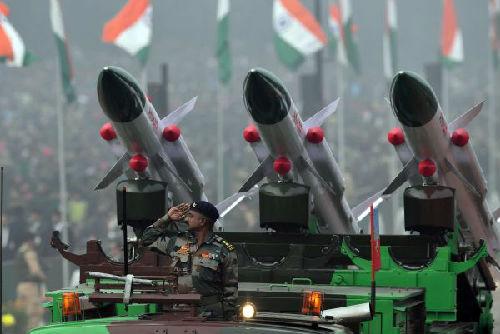 印度26日在新德里举行的共和国日阅兵式上展示“天空”地对空导弹（法新社）
