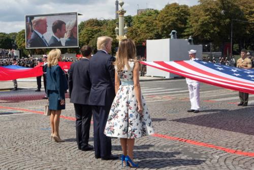 特朗普与马克龙在2017年7月观看阅兵仪式（来源：法新社）