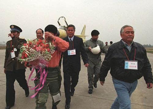歼10成功首飞后，总师宋文骢（右）和试飞员雷强等人泪流满面。
