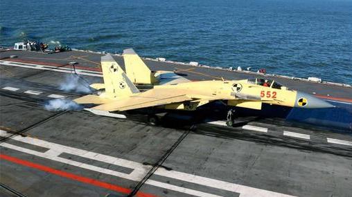 ■采用黄色试验涂装的552号歼-15