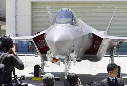 在日本生产的首架F-35A下线仪式