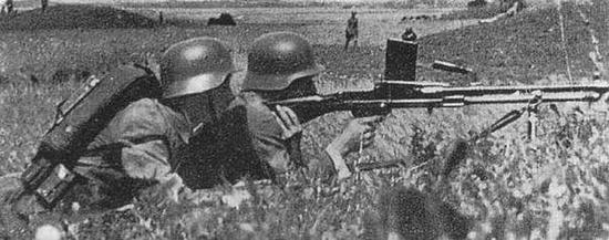 步兵的主要轻武器是长枪,手枪是辅助角色