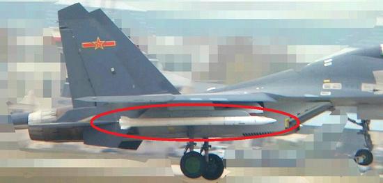 歼-16战斗机挂载PL-15空空导弹的照片，最早于去年曝光。
