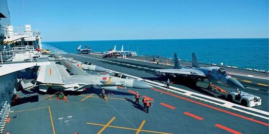 辽宁舰舰载战斗机部队目前只有三代机歼-15可用。