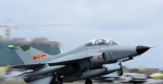 中国空军装备改进型山鹰教练机 提高飞行员夜战能力
