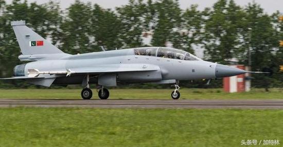 枭龙第三批量产前最先进的改型:JF-17B枭龙双座战斗机