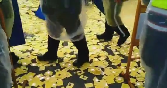 台湾劳团在抗议现场撒冥纸。(图片来源:台媒)