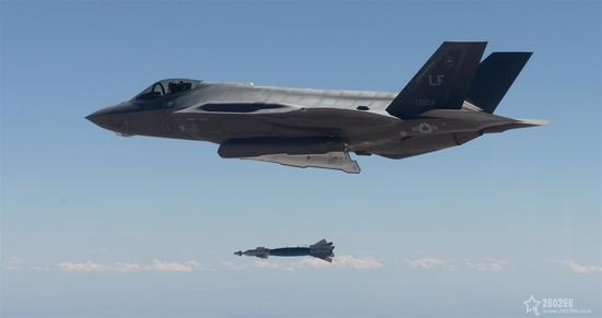 F-35隐身战机投掷精确制导炸弹。