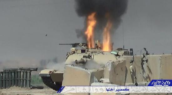 图为被击穿的伊拉克M1坦克，冲天的火柱是正在燃烧的弹药。