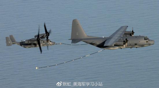 “公鸡75”受伤最轻，主动飞到一边，让其他两架“鱼鹰”先加油。