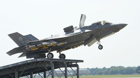 台军梦寐以求的F-35B型战斗机也进行过滑跃甲板测试