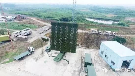 △央视披露了YLC-8B雷达的试验场地，对比边上的卡车和车间就能感受到超100平米天线的震撼