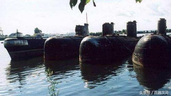 （俄罗斯退役的潜艇，无人管理，任由损坏）