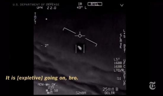 美国海军F/A-18战斗攻击机2004年曾在加州圣地亚哥外海录下UFO视频，该飞行物移动时会一边旋转还能以高速移动。（视频截图）