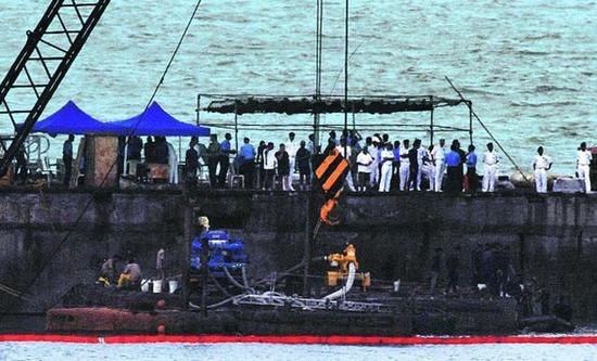 印度一艘基洛级潜艇在军港内沉没